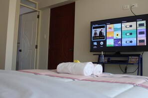 Tabla de planchar con plancha, wifi gratis y ropa de cama 