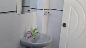 Ein Badezimmer mit Toilette, Waschbecken und Spiegel.