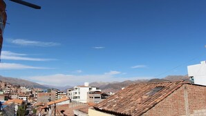 Ein Wohngebiet mit Backsteingebäuden und blauem Himmel.