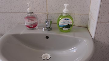 Shower, pancuran hujan, perlengkapan mandi gratis, dan pengering rambut