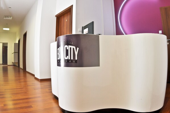 Mostrador para check-in y check-out