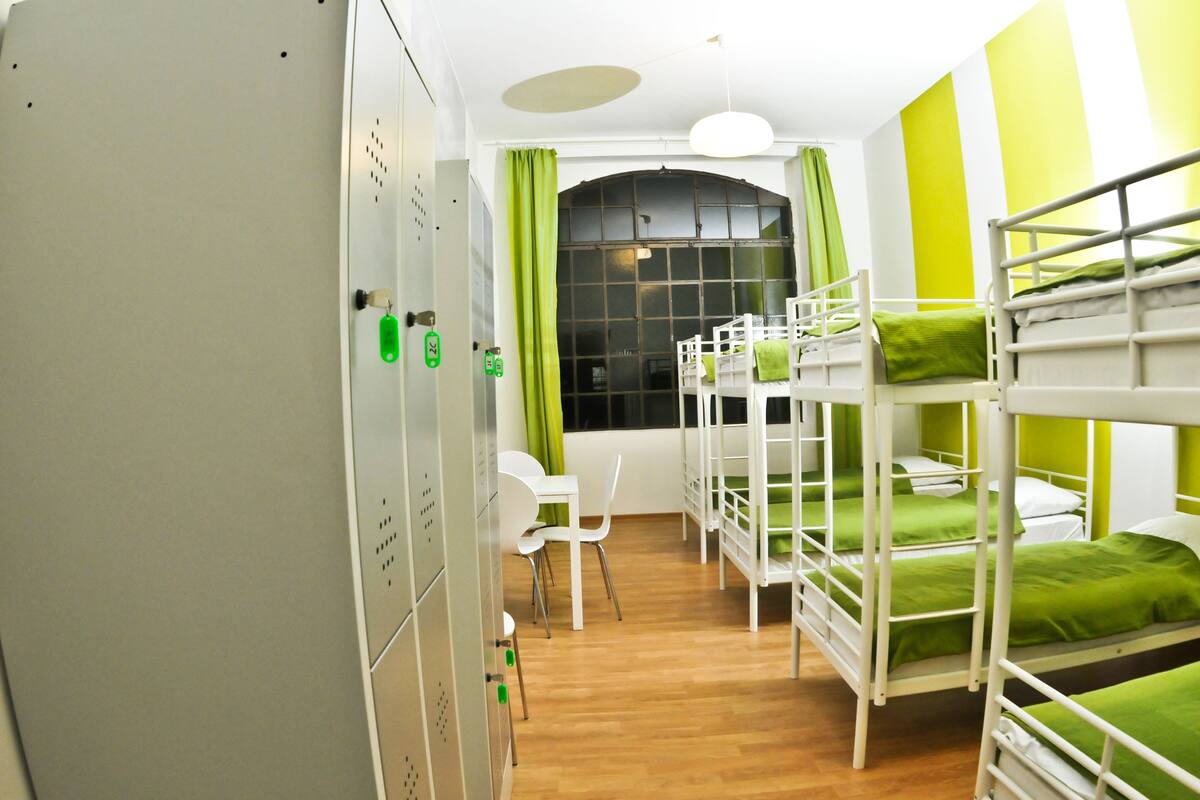 Dormitorio compartido básico, varias camas (4 bunk beds) | Tabla de planchar con plancha, wifi gratis y ropa de cama