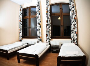 Habitación cuádruple Confort, varias camas | Tabla de planchar con plancha, wifi gratis y ropa de cama