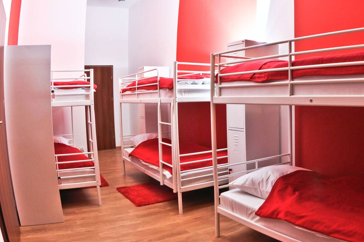 Dormitorio compartido básico, varias camas (3 bunk beds ) | Tabla de planchar con plancha, wifi gratis y ropa de cama