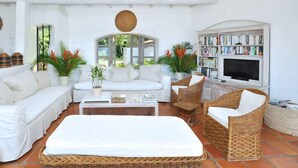 TV, DVD player - Villa San Flamingo (Paynes Bay)