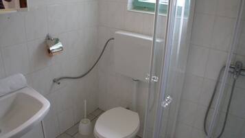 Apartment, Balcony | Bilik Mandi | Pancuran mandi, pengering rambut, tuala disediakan