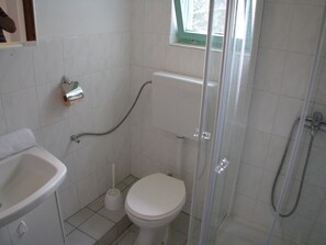 Apartamento, balcón | Baño | Ducha, secador de pelo y toallas