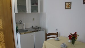 Apartment, Ground Floor | Private kitchenette - Apartments Mesic (Tisno)