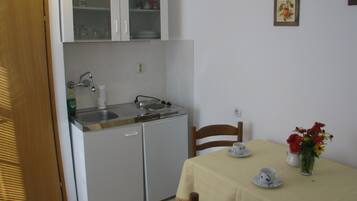 Apartment, Ground Floor | Private kitchenette | Fridge, stovetop, electric kettle, cookware/dishes/utensils