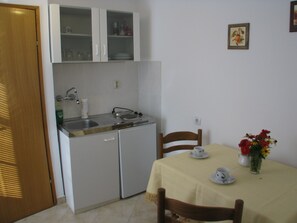 Apartamento, planta baja | Cocina básica privada | Frigorífico, placa de cocina, hervidor eléctrico y utensilios de cocina