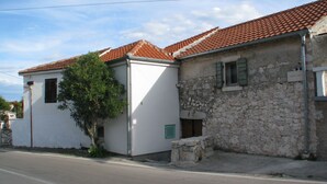 Front of property - Apartments Mesic (Tisno)