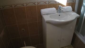 Apartment, Ground Floor | Bathroom | Shower, hair dryer, towels