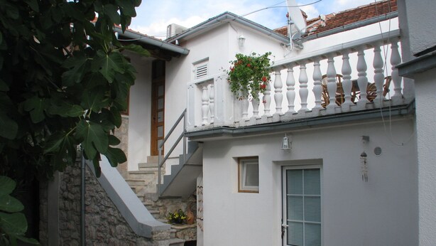 Property entrance - Apartments Mesic (Tisno)