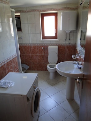 Apartment (2) | Bathroom | Bathtub, hair dryer, towels