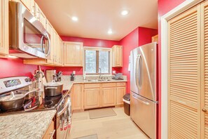 Fridge, microwave, stovetop, dishwasher