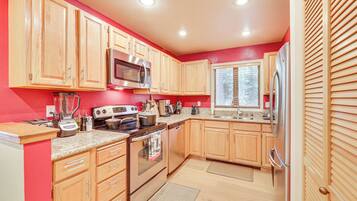 Fridge, microwave, stovetop, dishwasher