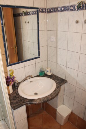 Apartment (2) | Bathroom | Shower, hair dryer, towels - Apartments Kamen (Pucisca)