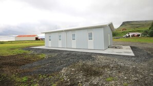 A small, single-story building with a flat roof and a concrete foundation. - Selfell Guesthouse - Apartment 2 (Kirkjubæjarklaustur)