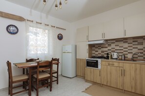 Signature-Apartment, Blick auf den Jachthafen (101) | Eigene Kochnische | Kühlschrank, Ofen, Herdplatte, Wasserkocher mit Kaffee-/Teezubehör