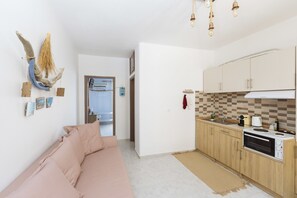 Signature Apartment, Marina View (101) | Private kitchenette