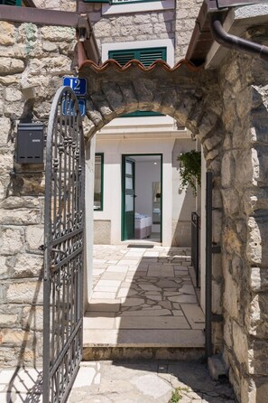 المنشأة من الخارج