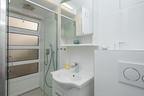 Shower, free toiletries, hair dryer, towels - Split Center Suites (Split)