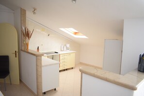 Apartment | Private kitchenette | Fridge, stovetop, dishwasher, coffee/tea maker - Apartment Martinic (Pucisca)