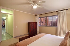 Departamento Confort, para no fumadores, vista al océano | Caja de seguridad en la habitación y tabla de planchar con plancha