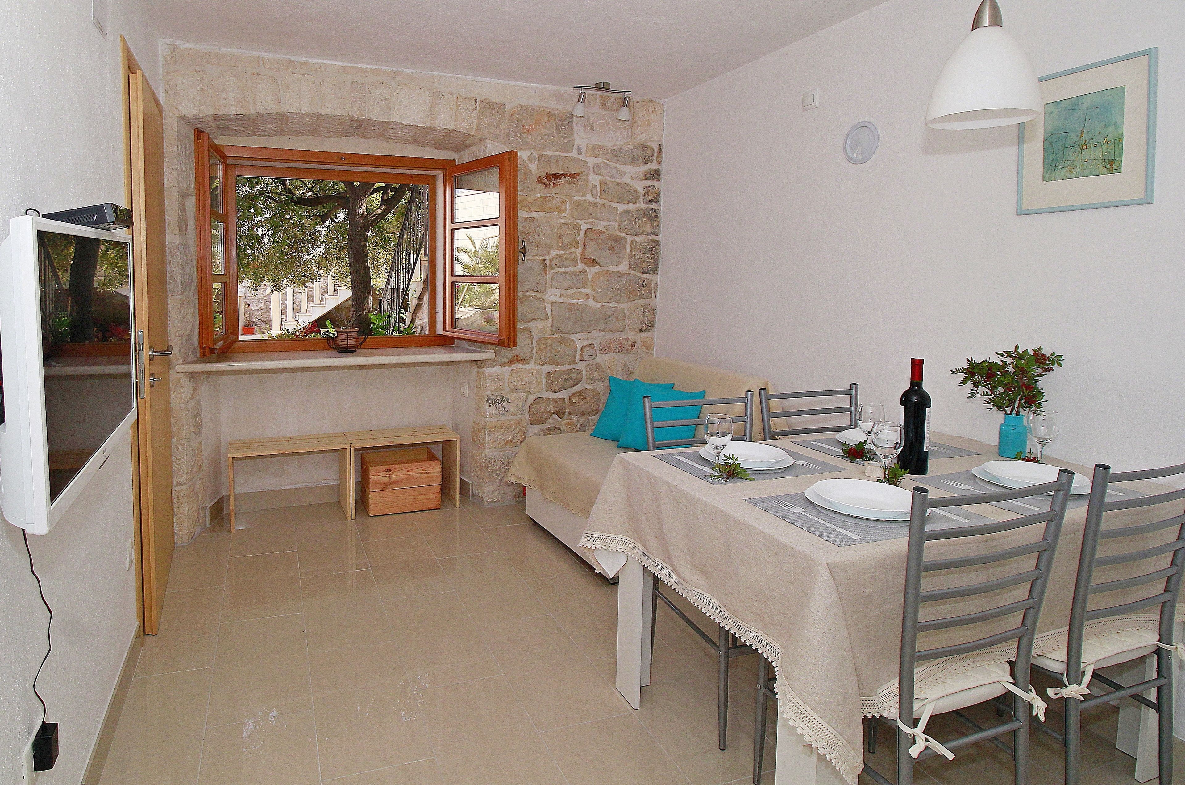 Apartment (A2+2) | In-room dining