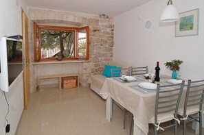 Apartment (A2+2) | Essbereich im Zimmer