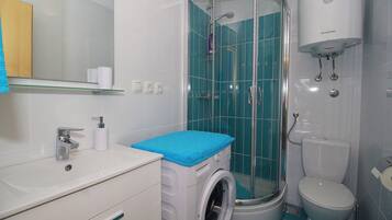 Apartment (A2+2) | Bathroom | Shower, towels