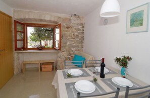 Apartment (A2+2) | Essbereich im Zimmer