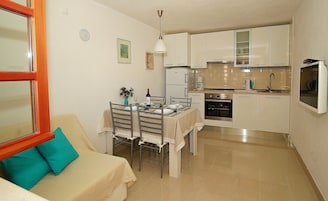 Apartment (A2+2) | In-room dining