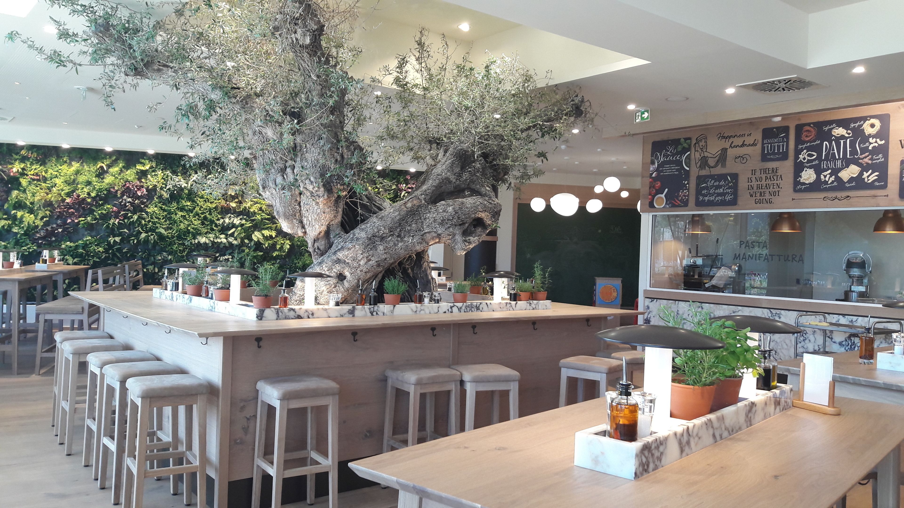 6 か所のレストラン、ランチ、ディナーに営業 (フランス料理)