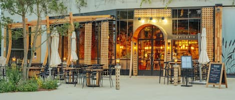 6 restaurants servant le déjeuner et le dßner, plats Cuisine française