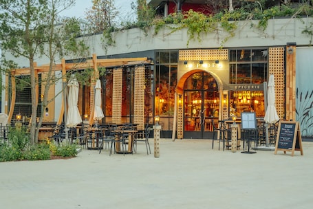 6 restaurantes; se sirve almuerzo y cena; cocina francesa