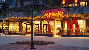6 間餐廳;供應午餐、晚餐;法國菜