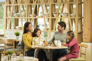 6 restaurants, lunch, dinner served; French cuisine