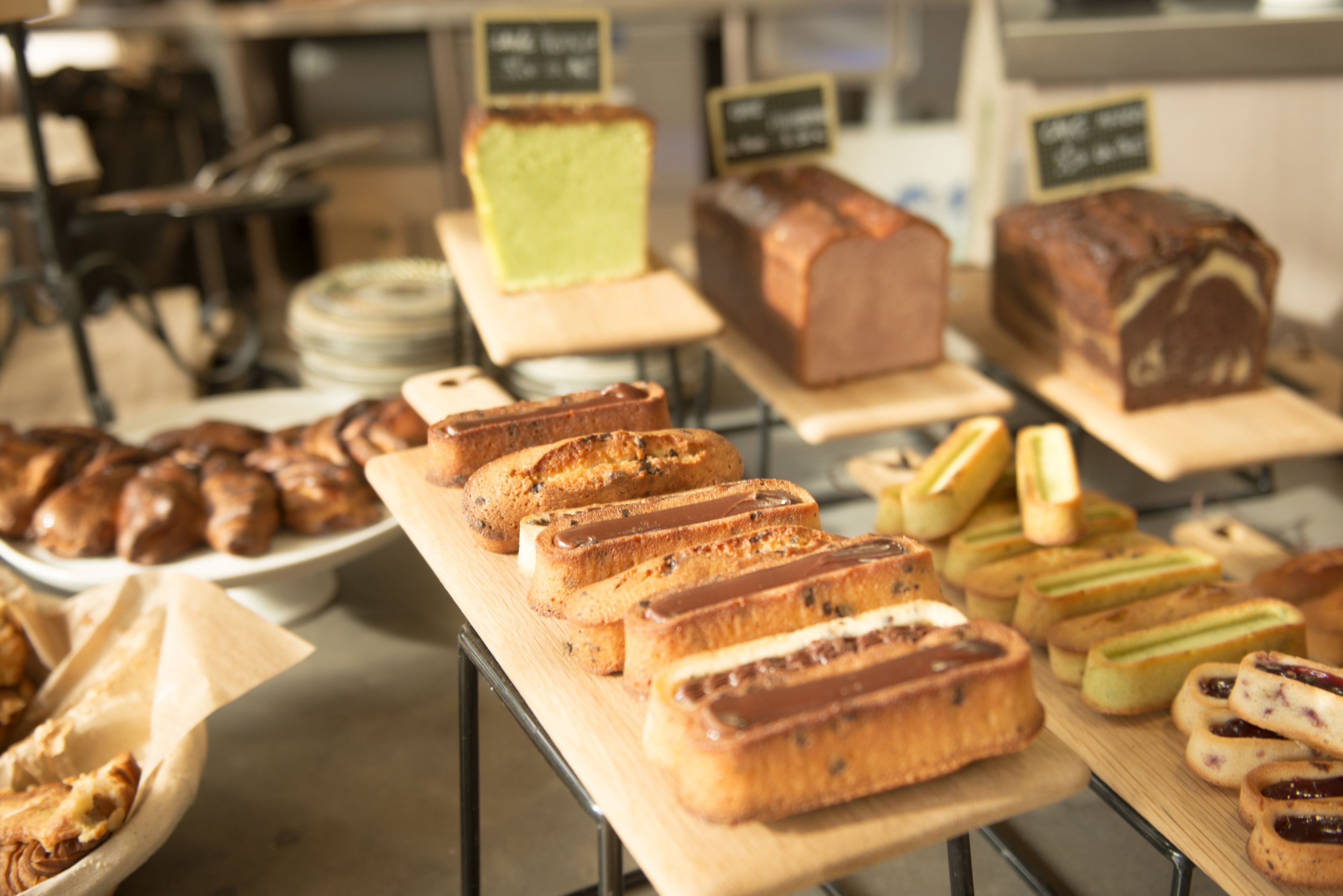 Una vitrina de panadería con distintos tipos de pan y pastelería.