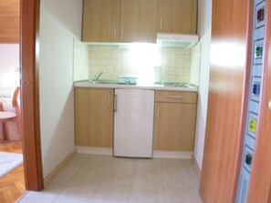 Apartment (A4 attic) | Private kitchenette | Fridge, stovetop, cookware/dishes/utensils - Apartments Ivanac (Makarska)