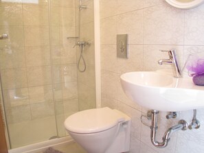 Apartamento (A4 attic) | Banheiro | Chuveiro, toalhas de banho