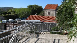 Apartment (A4+1) | Balcony - Holiday Home Irma (Pucisca)