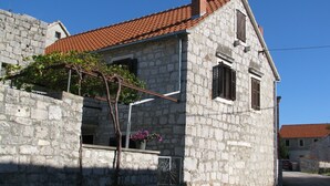 Front of property - Holiday Home Irma (Pucisca)