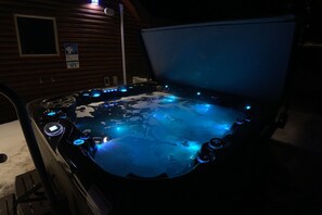 Bañera de hidromasaje al aire libre