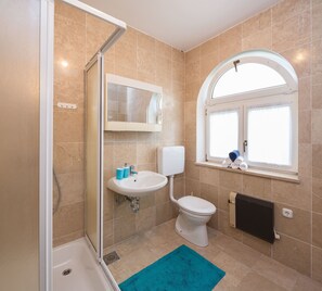 아파트 (A3+3) | 욕실 | 샤워 시설, 헤어드라이어, 타월