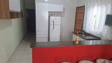 Frigorífico, microondas, horno y placa de cocina