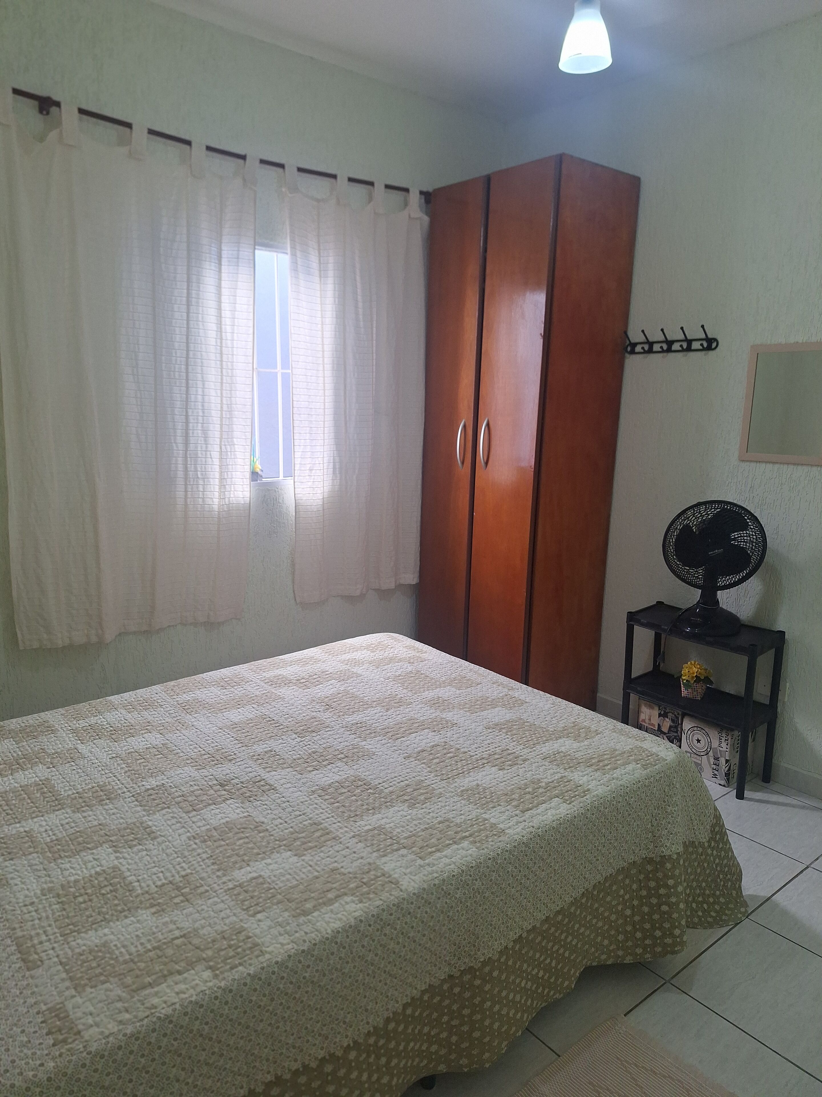 2 quartos, ferros/tábuas de passar roupa