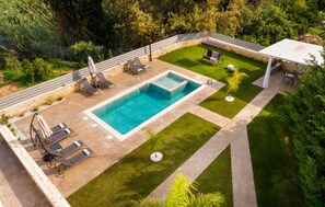 Udendørs pool, parasoller, liggestole