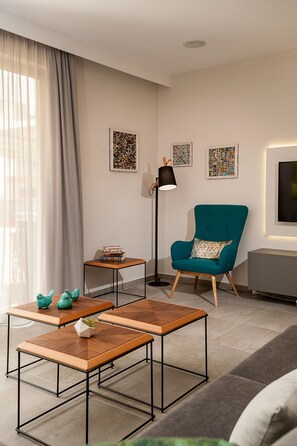 Casa de lujo | Área de sala de estar | Smart TV de 42 pulgadas con canales vía satélite, televisión y Netflix