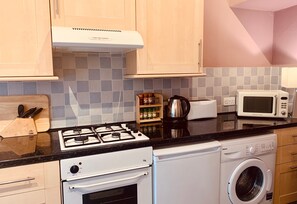 Kühlschrank, Ofen, Geschirrspüler, Wasserkocher mit Kaffee-/Teezubehör